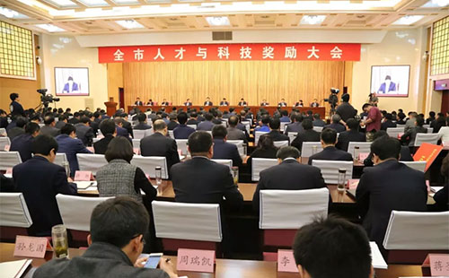 ʷ������˾���ø��M�A�s�@�R���пƌW���g��ߪ�